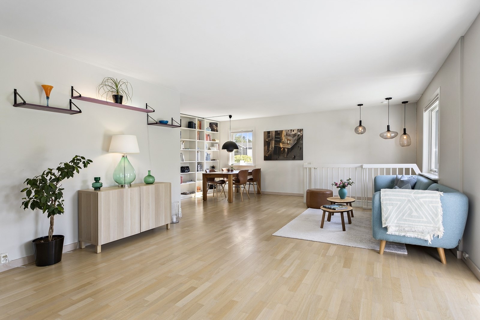 Romslig stue med god plass til flere sittegrupper. Galleribilde