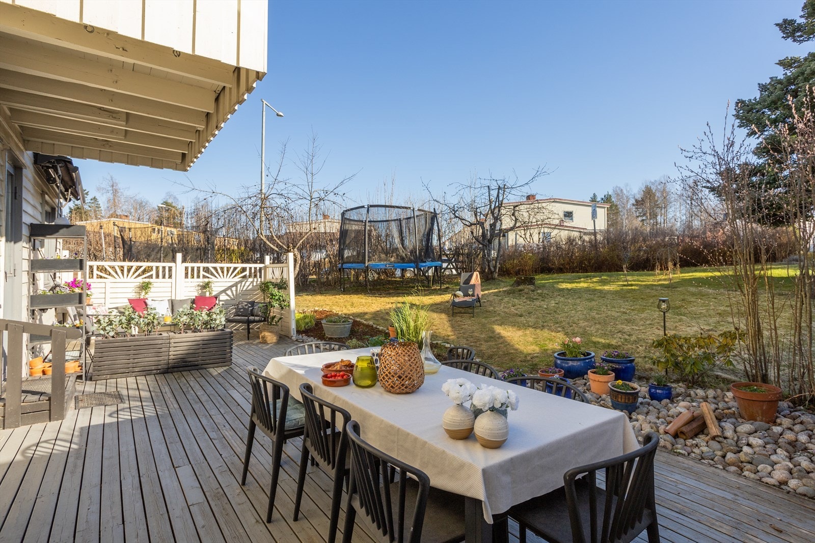 Den flotte uteplassen forlenger stuen på fine sommerdager. Galleribilde