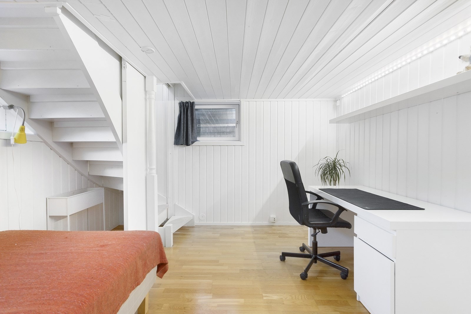 Rom i underetasjen benyttes i dag som soverom. Plass til seng/sofa, skrivebord og oppbevaringsmuligheter. Ikke godkjent. Galleribilde