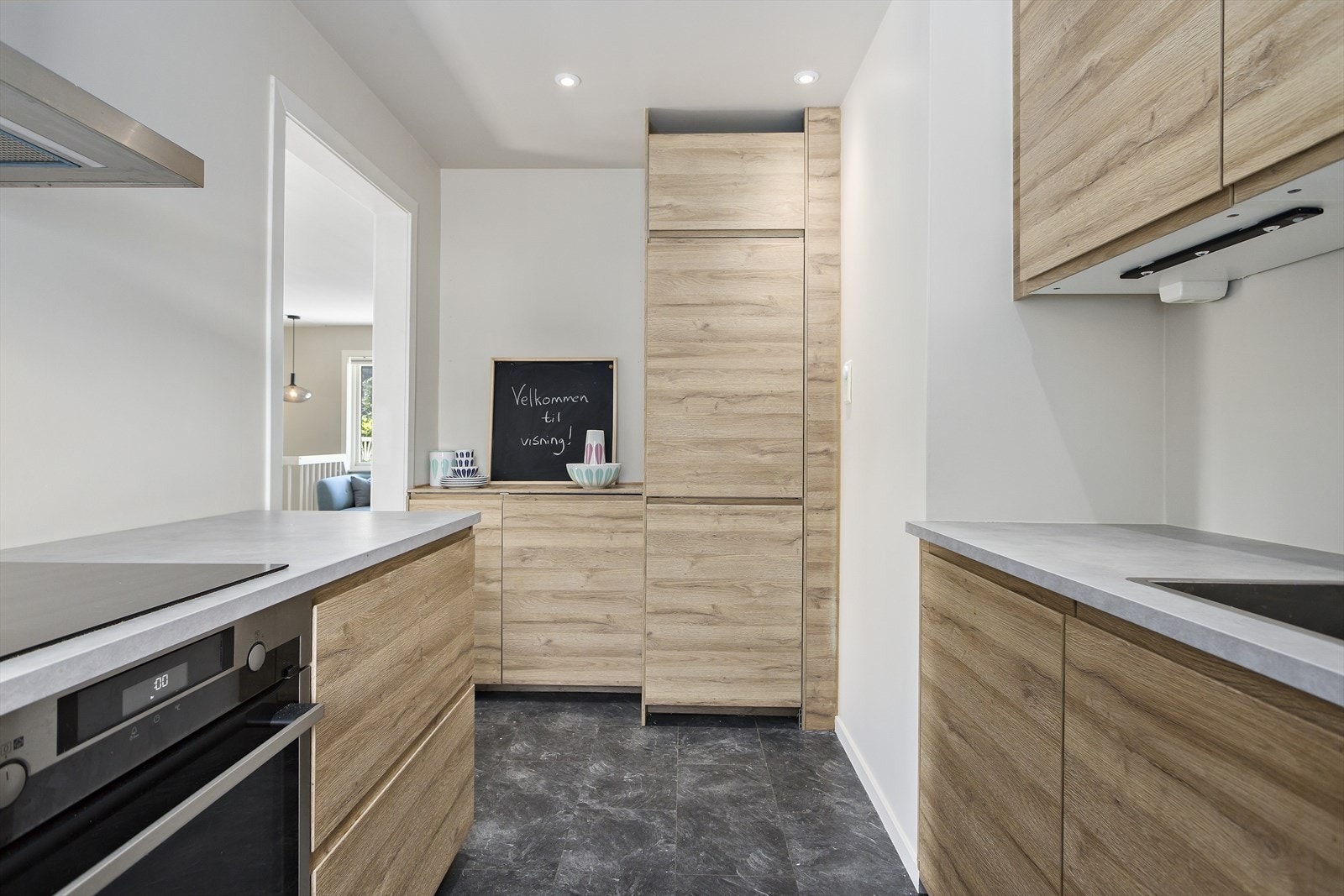Kjøkkeninnredning fra Ikea med glatte fronter og laminat benkeplate. Galleribilde