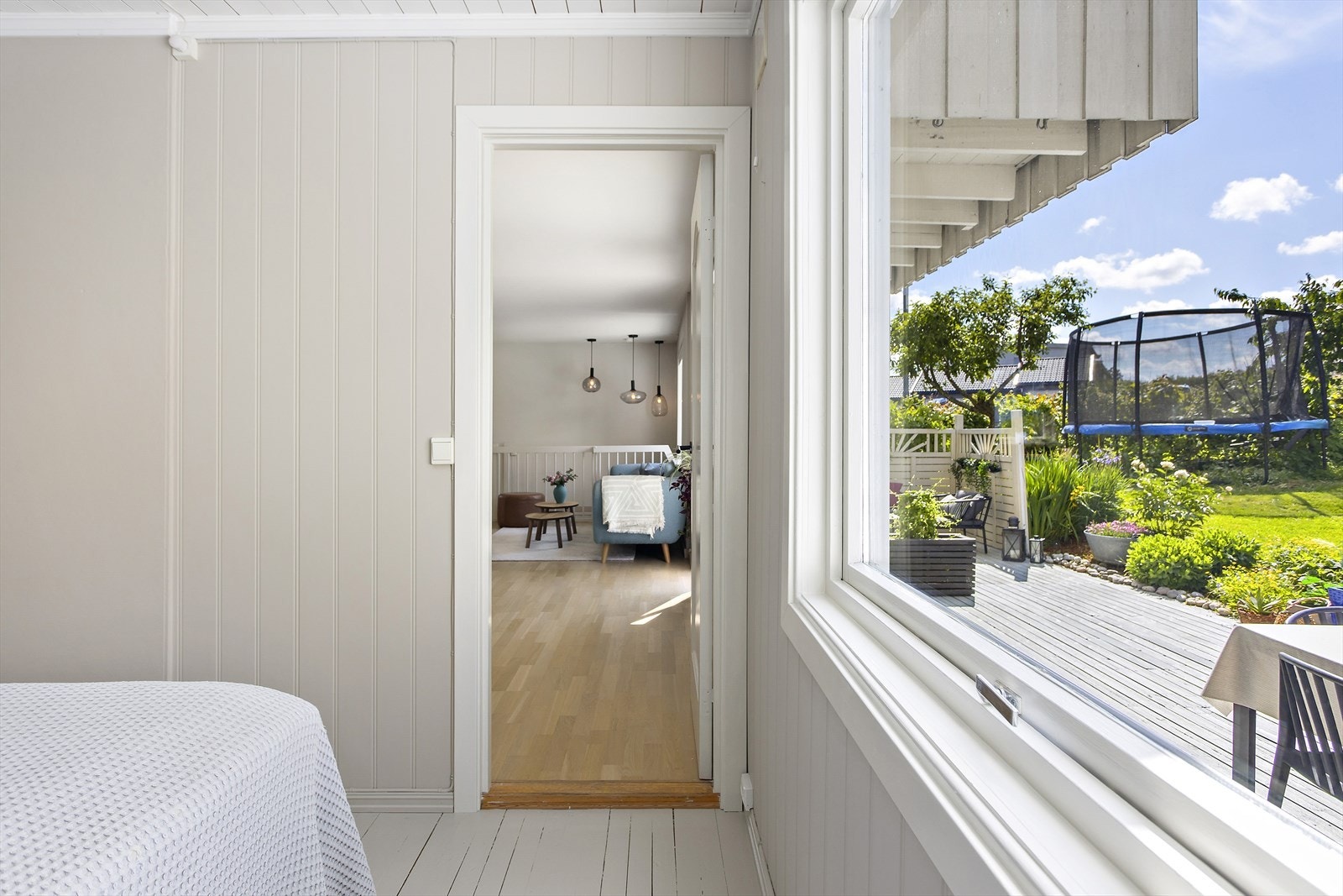 Hyggelig utsyn til hage fra soverom. Galleribilde