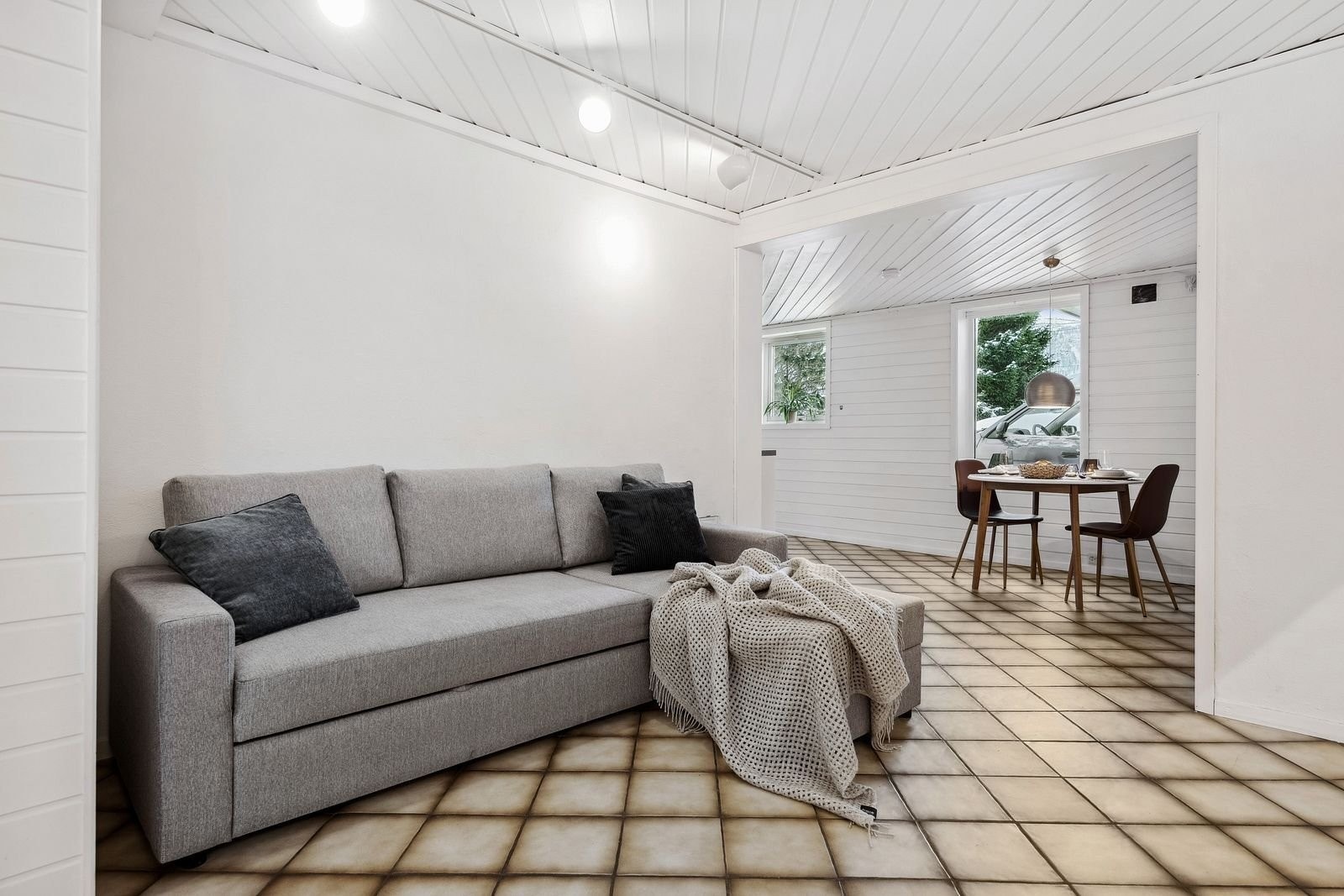 Åpen stue/kjøkken-løsning i utleieenheten Galleribilde