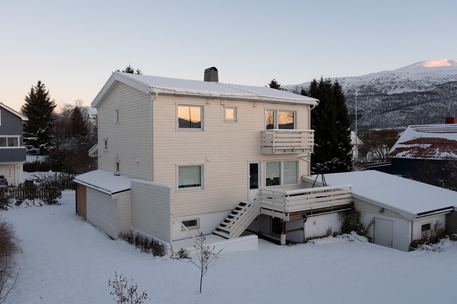 Romslig terasse i to nivåer. Solrrik plen. Galleribilde