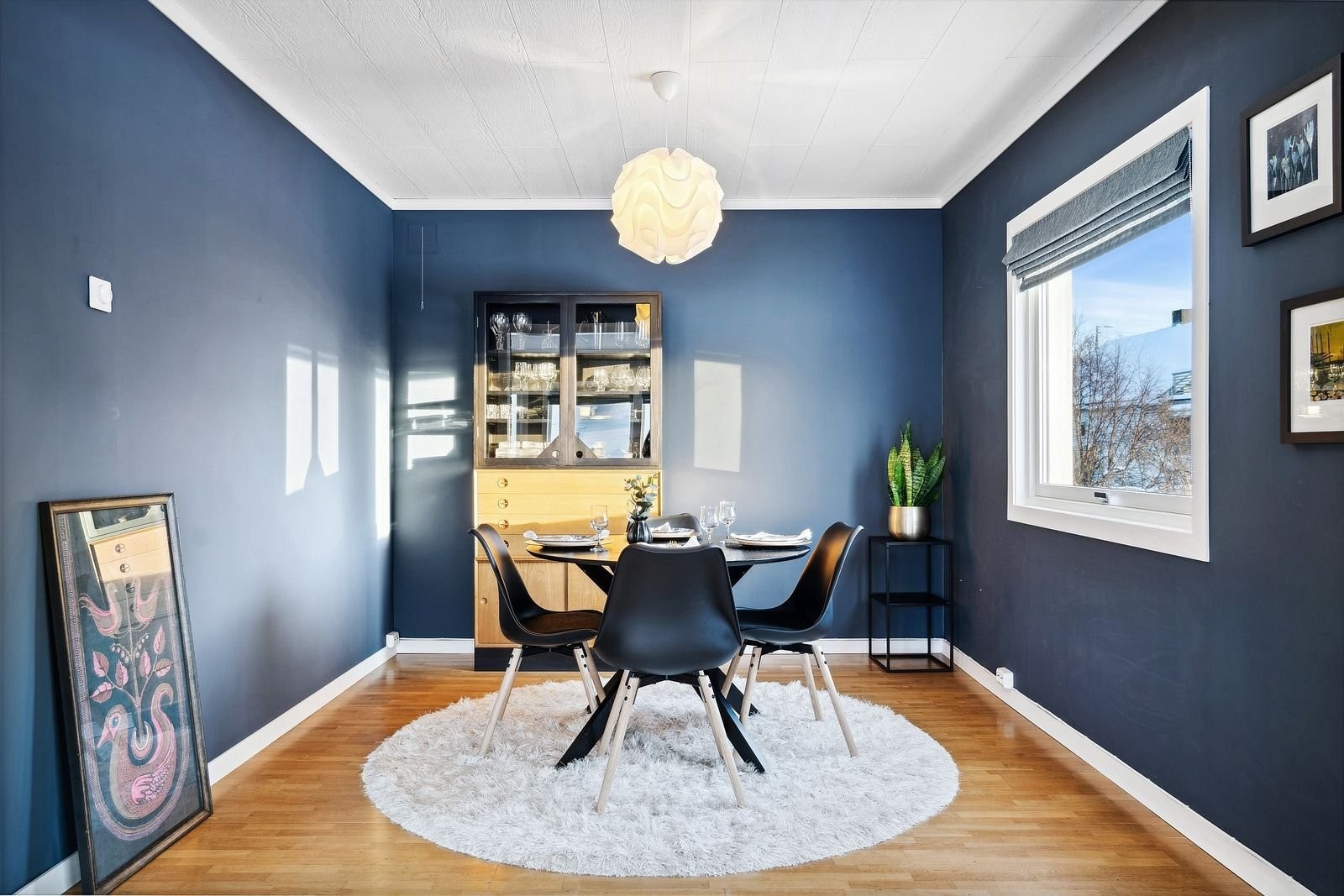 Stuen har flere møbleringsalternativer, og spisestuen kan også brukes til f.eks TV-stue Galleribilde