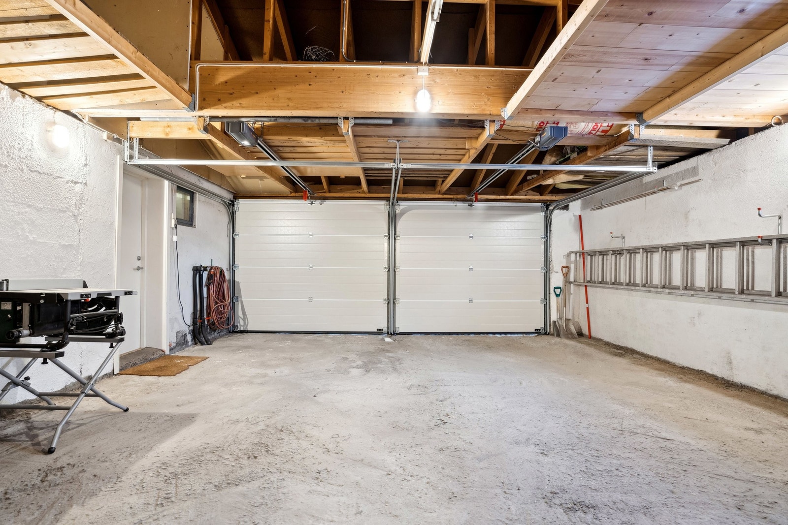 Dobbel garasje med direkte adkomst via branndør inn til kjelleretasjen/utleieenheten. Galleribilde