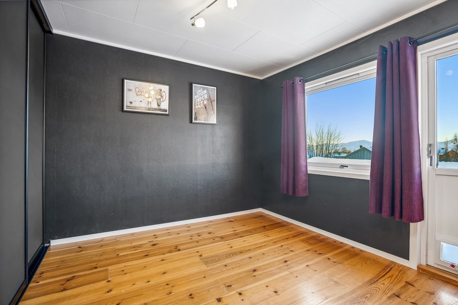 Soverom 3, med skyvedørsgarderobe og utgang til luftebalkong. Galleribilde