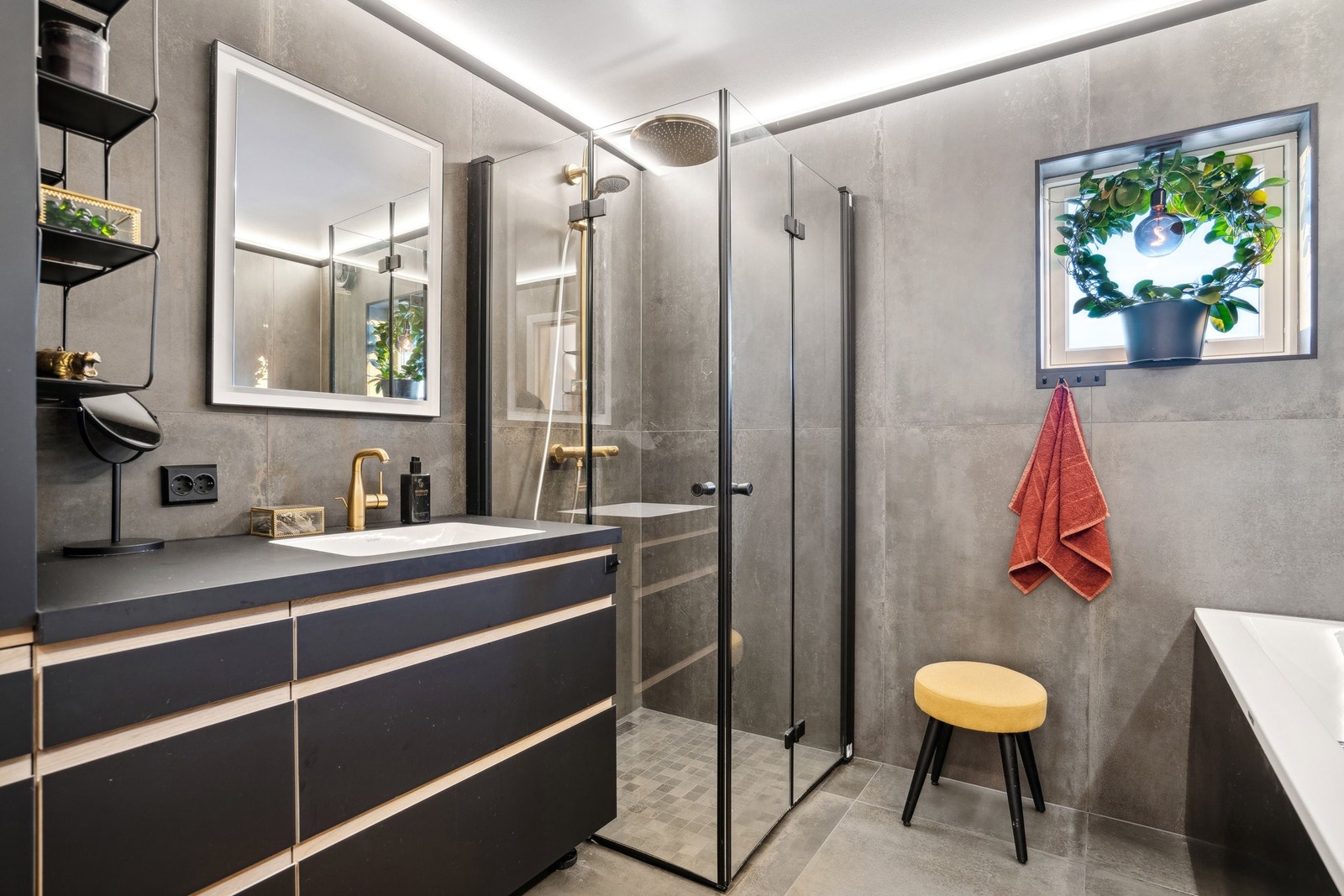 Helfliset bad i andre etasje, renovert i 2021. Galleribilde