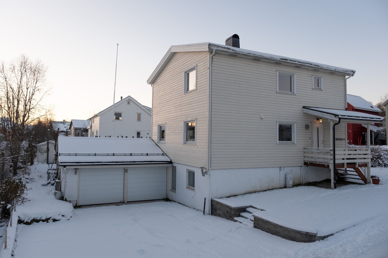 Dobbel garasje og utendørs parkering med plass til opp mot 5 biler. Galleribilde