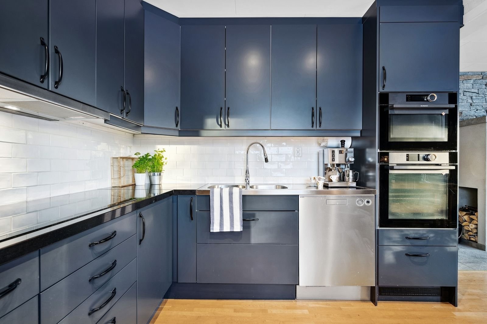 Stålbeslag og doble kummer i vaskesonen. Integrert stekeovn og kombiovn. Galleribilde