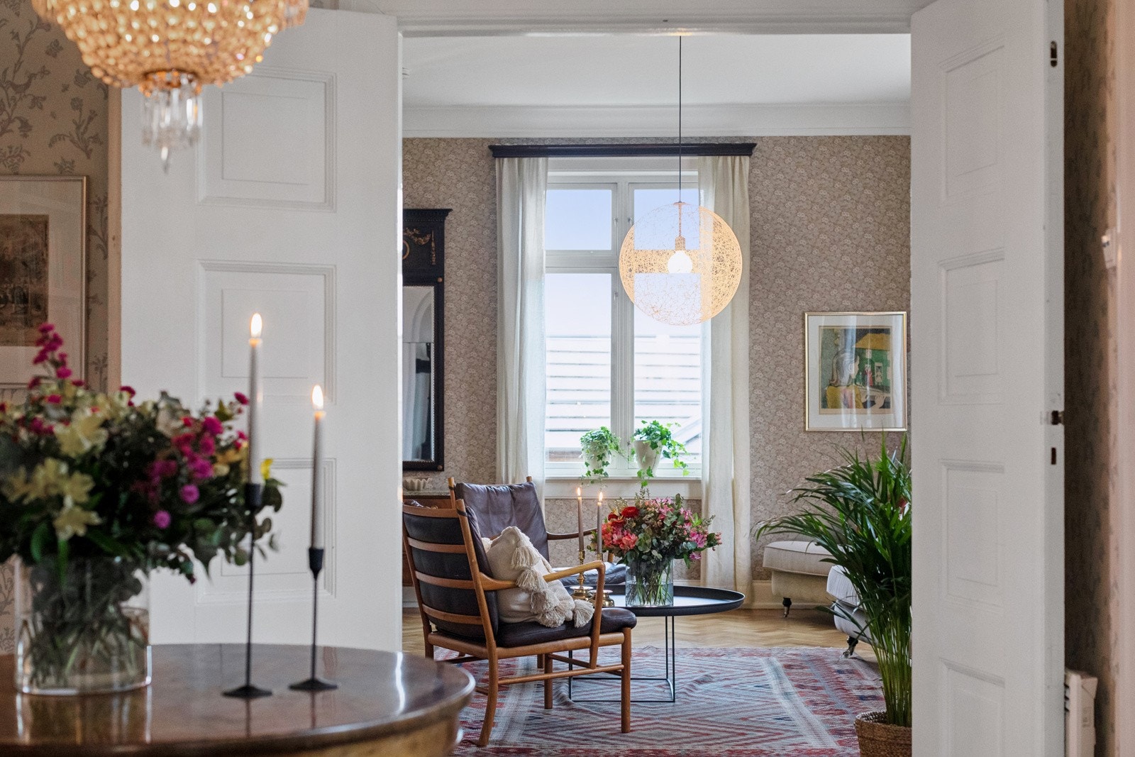 Stue på stue, rom på rom ? klassisk for de store, gamle husene. Galleribilde