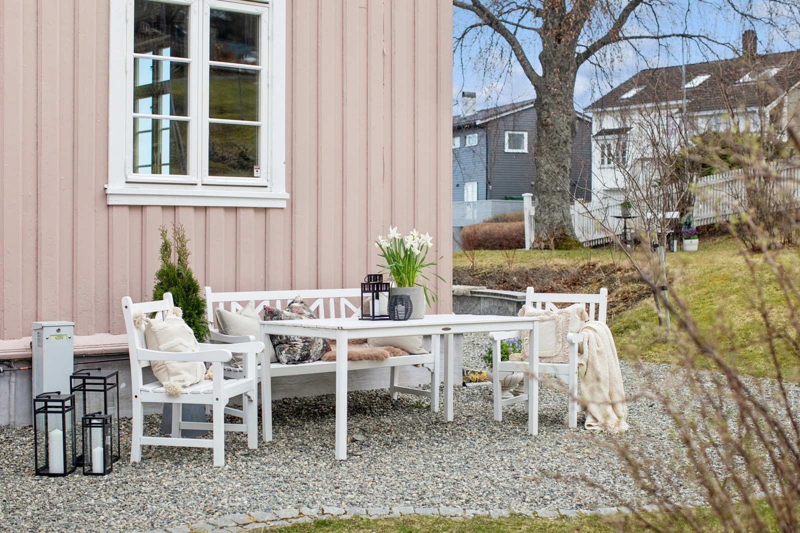 Tomta har svært gode solforhold, og sola kan følges gjennom hele dagen fra hage, balkong og lune sitteplasser. Galleribilde