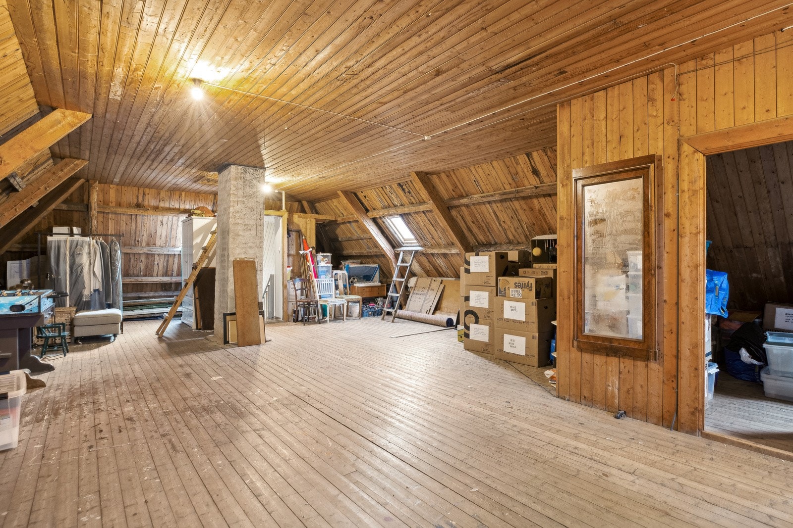 Øverste etasje er et fint loftsrom med stort, uutnyttet potensial. I tillegg er det et kaldloft på toppen, som ved åpning kan gi en total takhøyde på ca. seks meter. Galleribilde