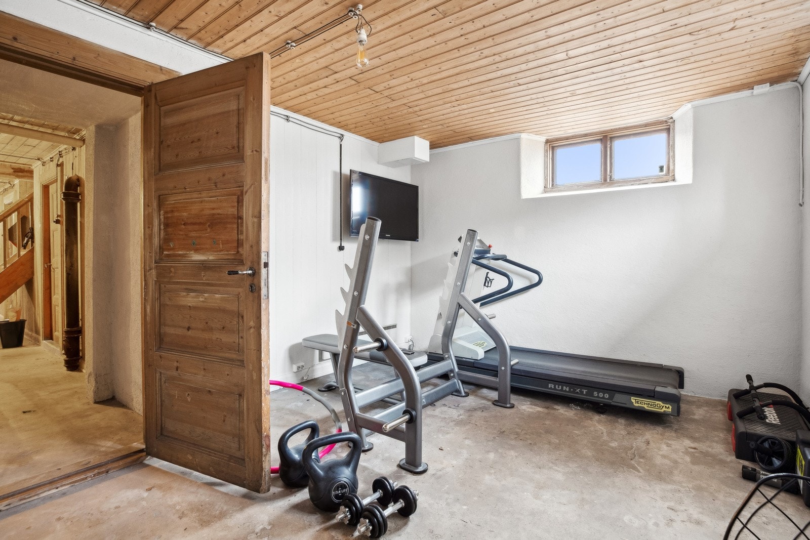 Kjelleren er delvis innredet, og består ellers av store bod- og lagringsrom. Galleribilde
