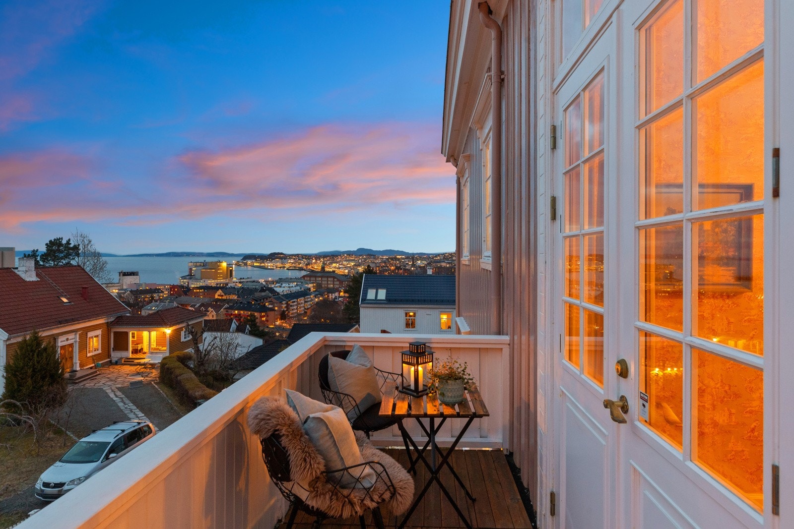 Den store, ærverdige boligen er en villa med stil, sjel og historie. Velkommen på visning! Galleribilde