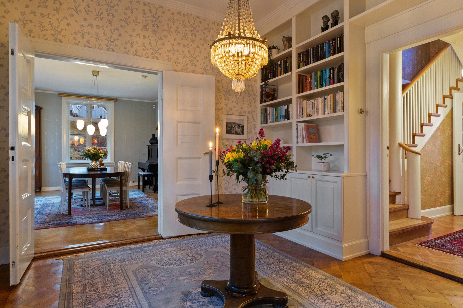 Både innvendig og utvendig oppussingsarbeid er svært påkostet, og fagfolk er rådført på alle hold. Galleribilde