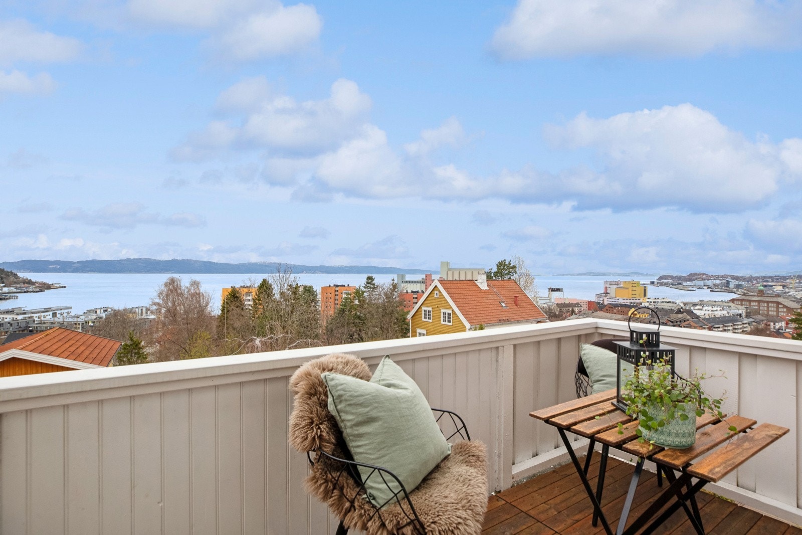 Utsikten strekker seg helt til Tautra og Frosta bak byen og Ladehammeren. Galleribilde
