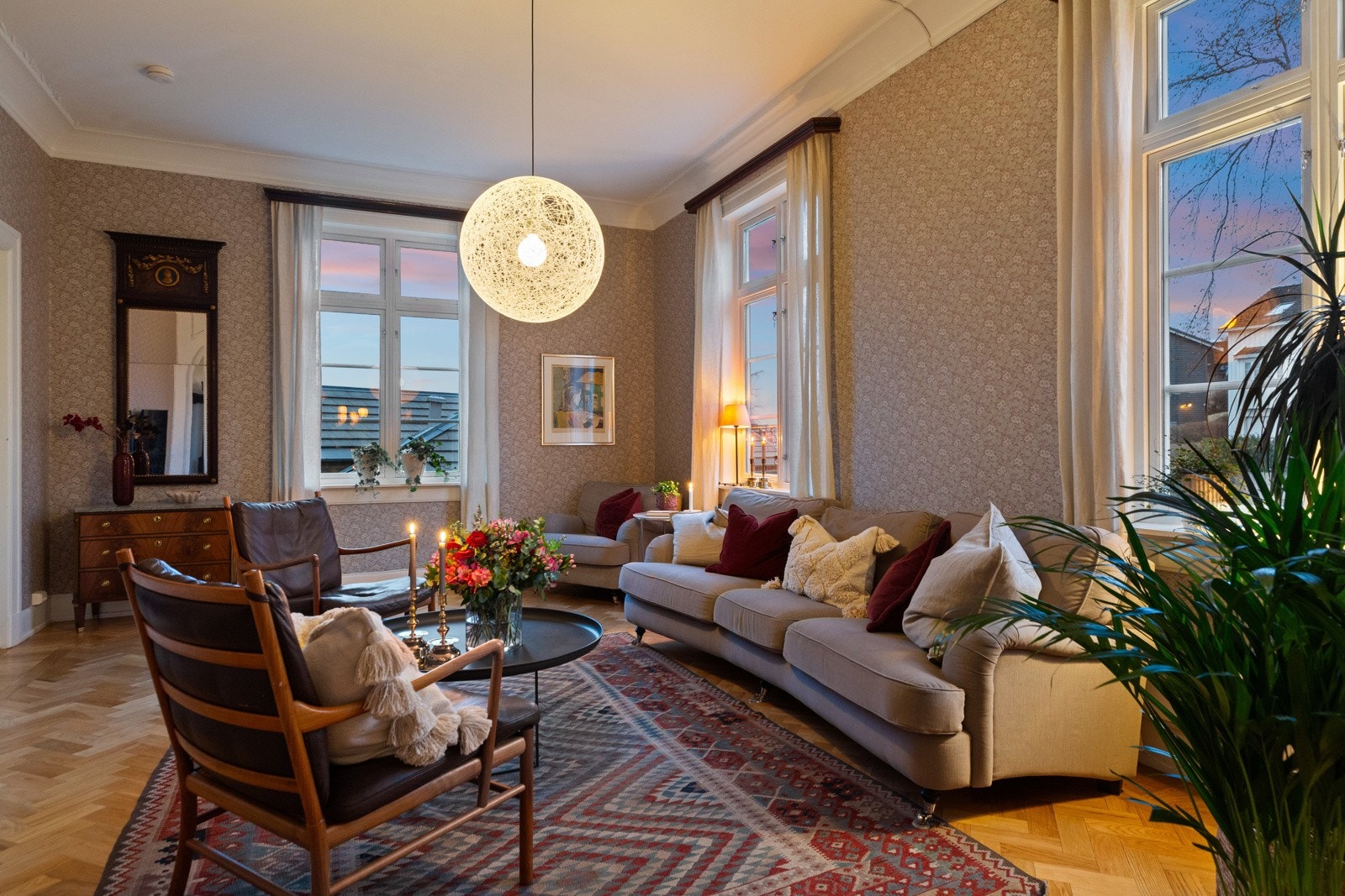 De gamle gardinbrettene ble funnet igjen på loftet, og står i dag som smykker i flere rom. Galleribilde