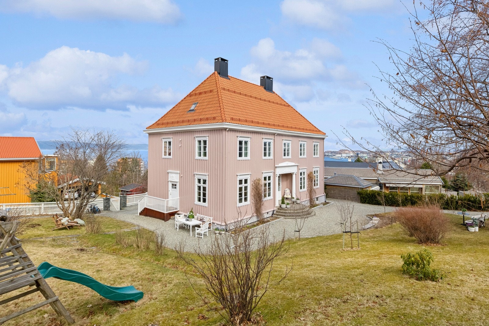 Stort, vakkert utendørsrom med solid, påkostet grunnarbeid. Galleribilde