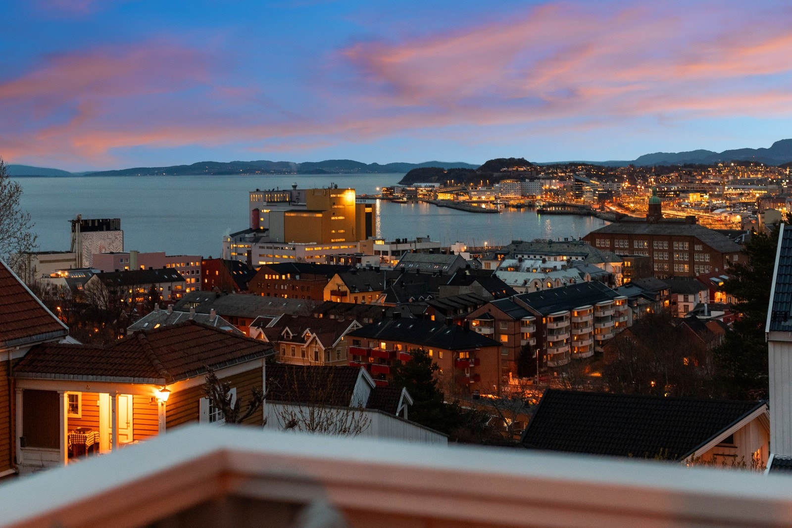 Villaen troner på en utsiktstomt med åpent skue over fjorden. Galleribilde