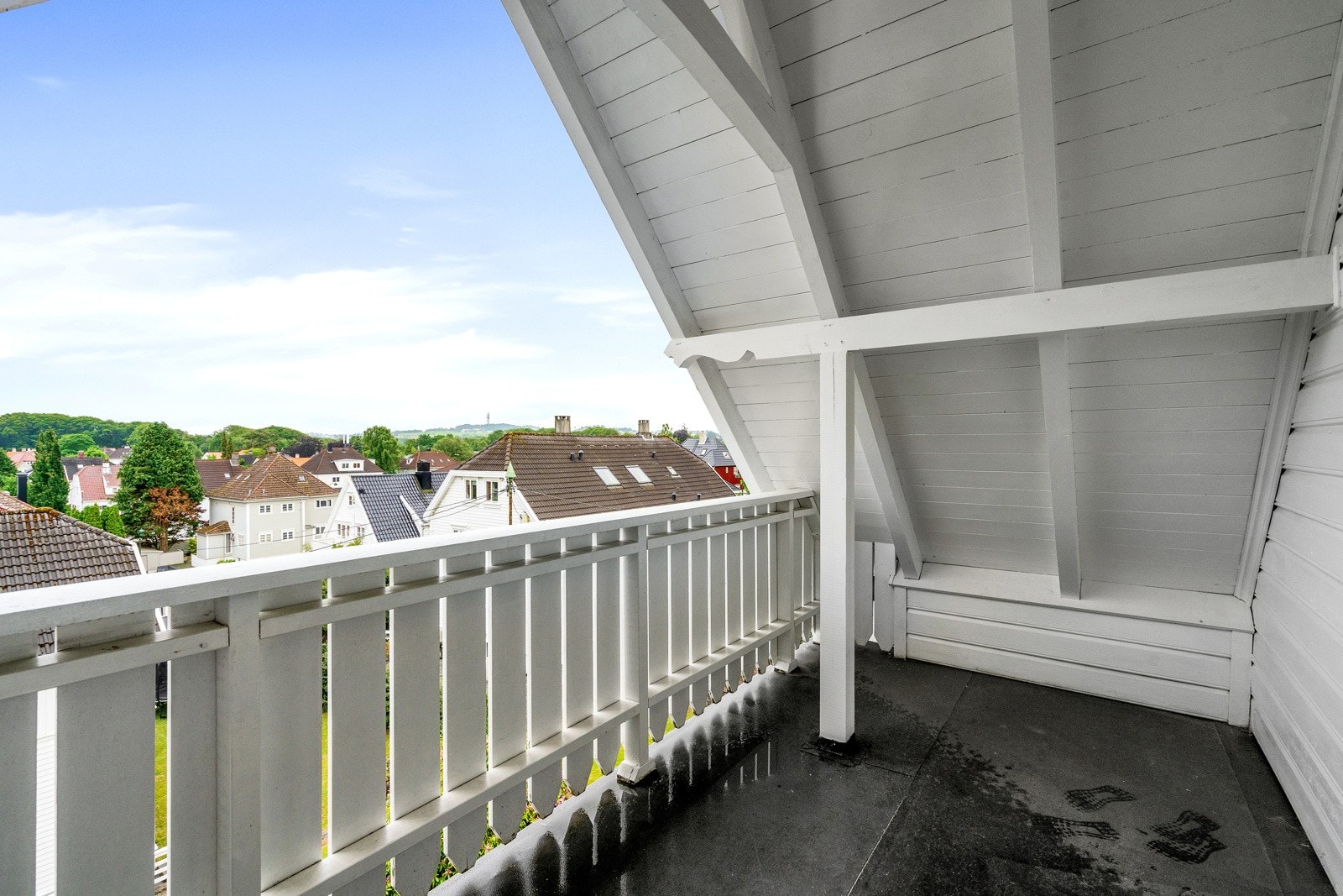 Balkong ut fra loftstue. Galleribilde