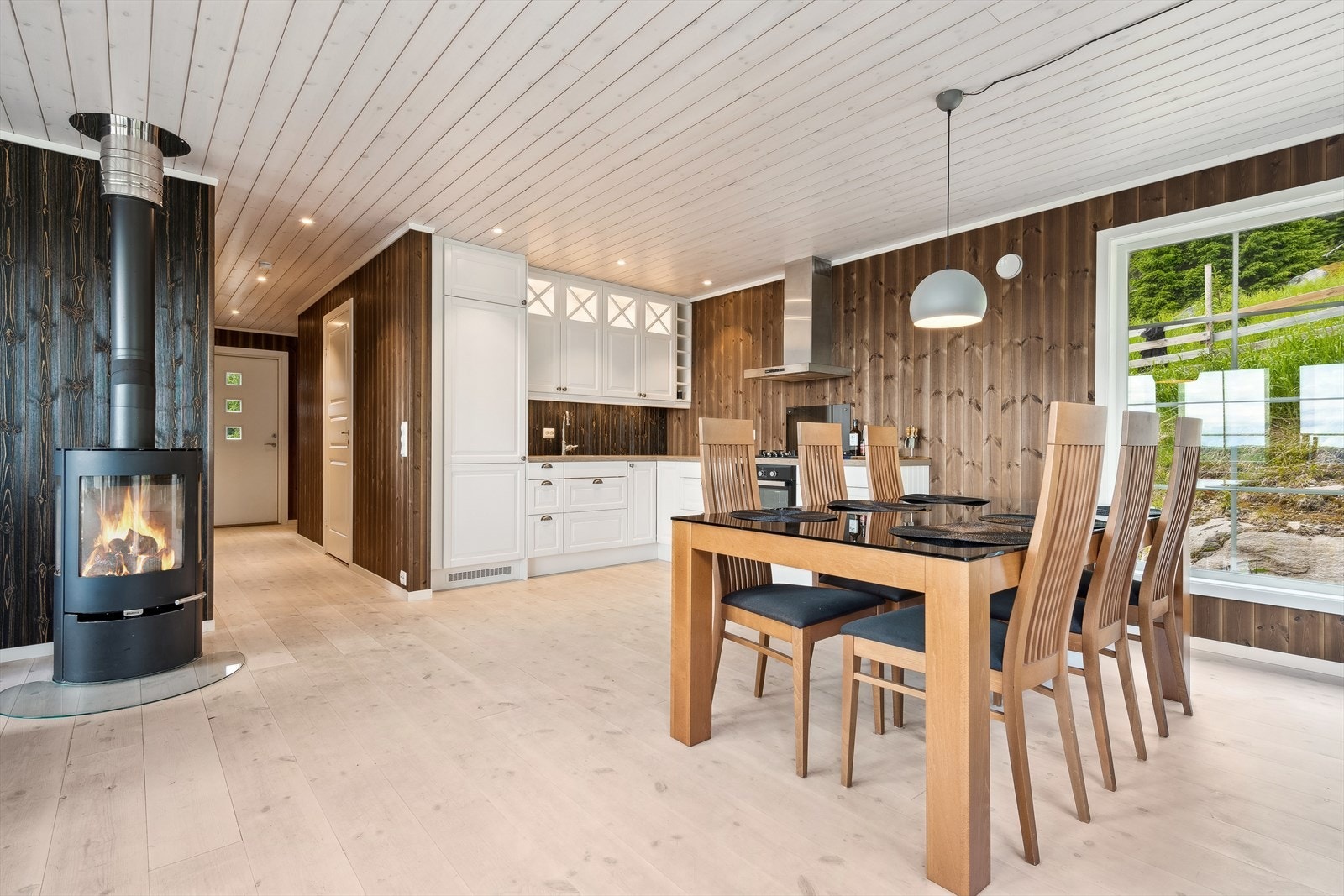 Vedovn på stue som gir lun og god varme på kalde vinterdager. Galleribilde