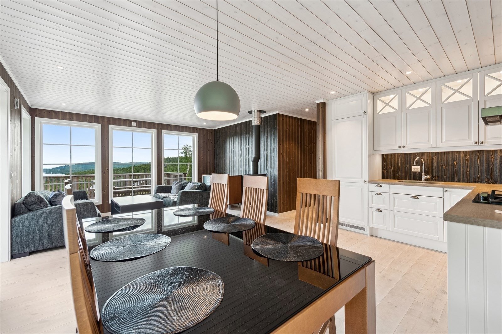 Praktisk, åpen og lys planløsning mellom stue, spisestue og kjøkken. Galleribilde