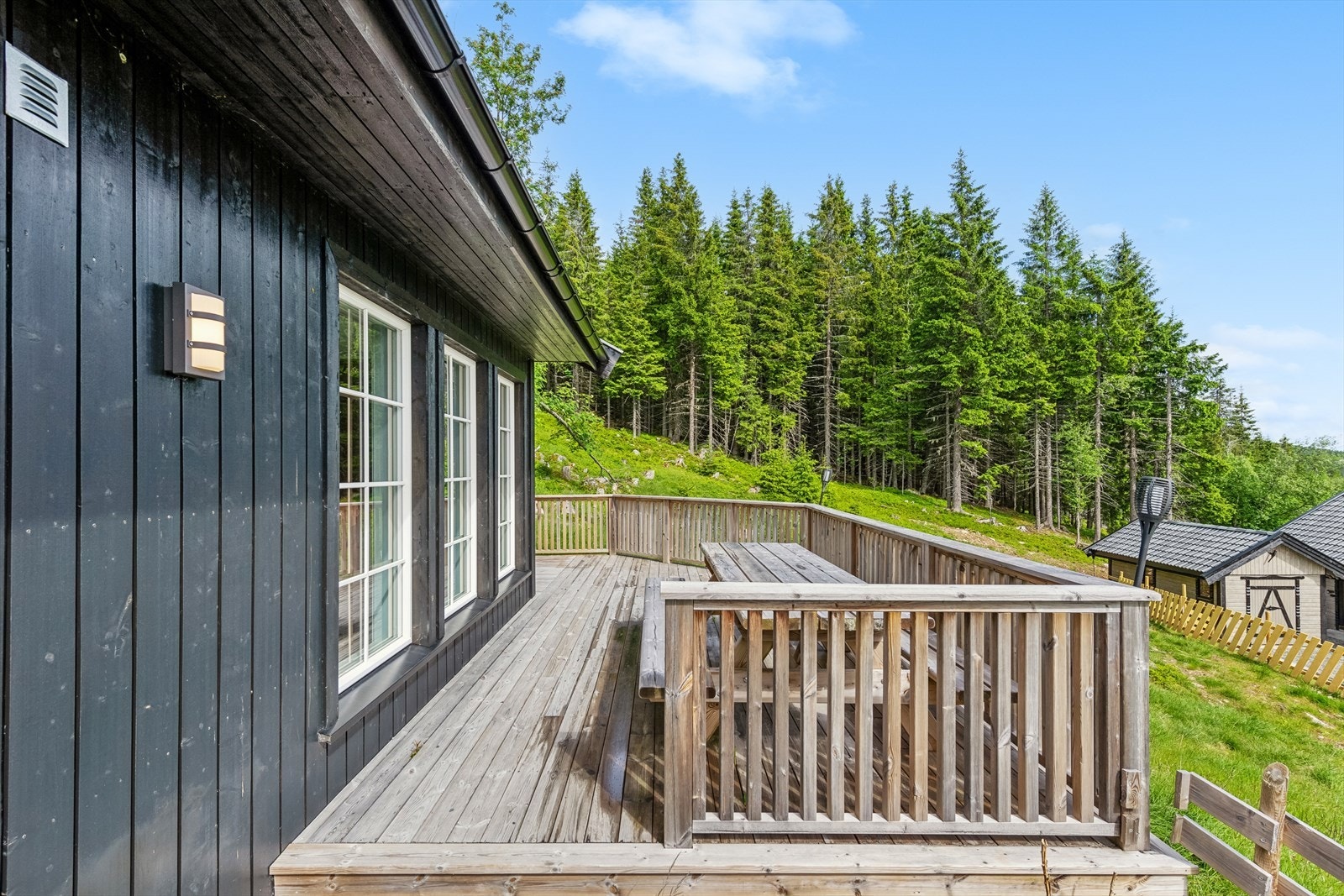 Romslig og solrik terrasse med plass til ønsket møblemet. Galleribilde