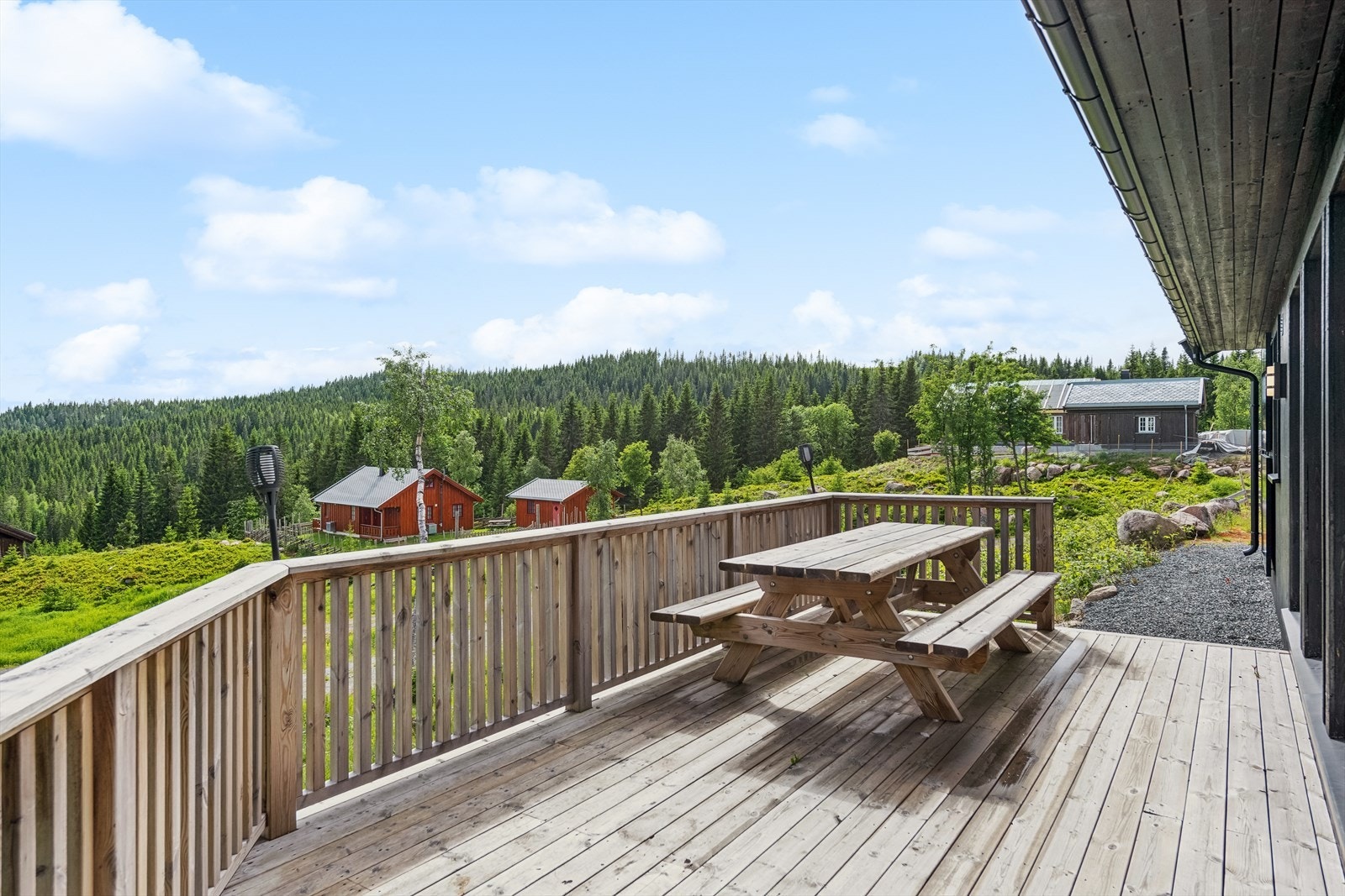 Her kan man nyte de fine omgivelsene som omgir eiendommen. Galleribilde