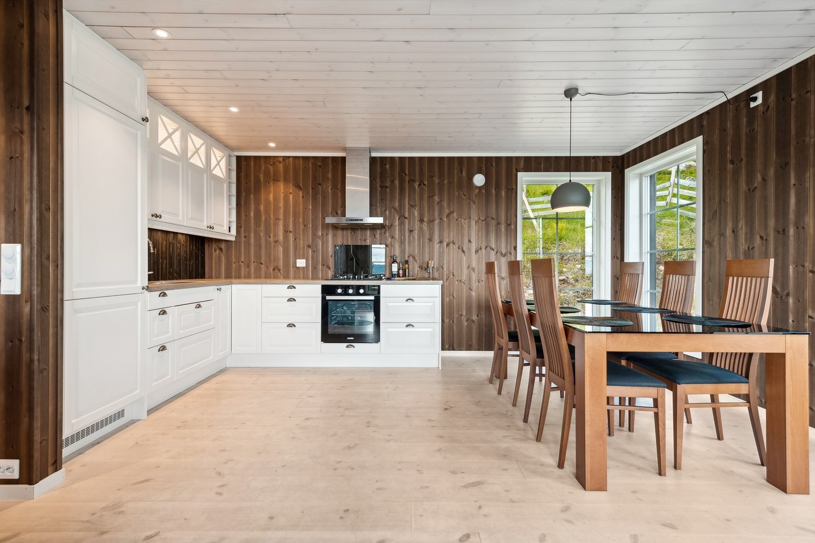 Et romslig og pent kjøkken med spiseplass. Galleribilde