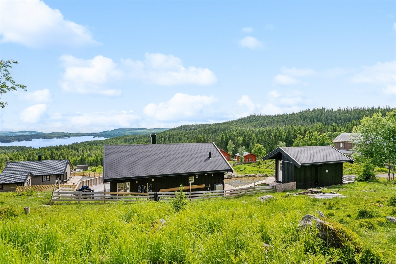 Upåklagelig utsikt fra hytta over sjø og fjell! Galleribilde