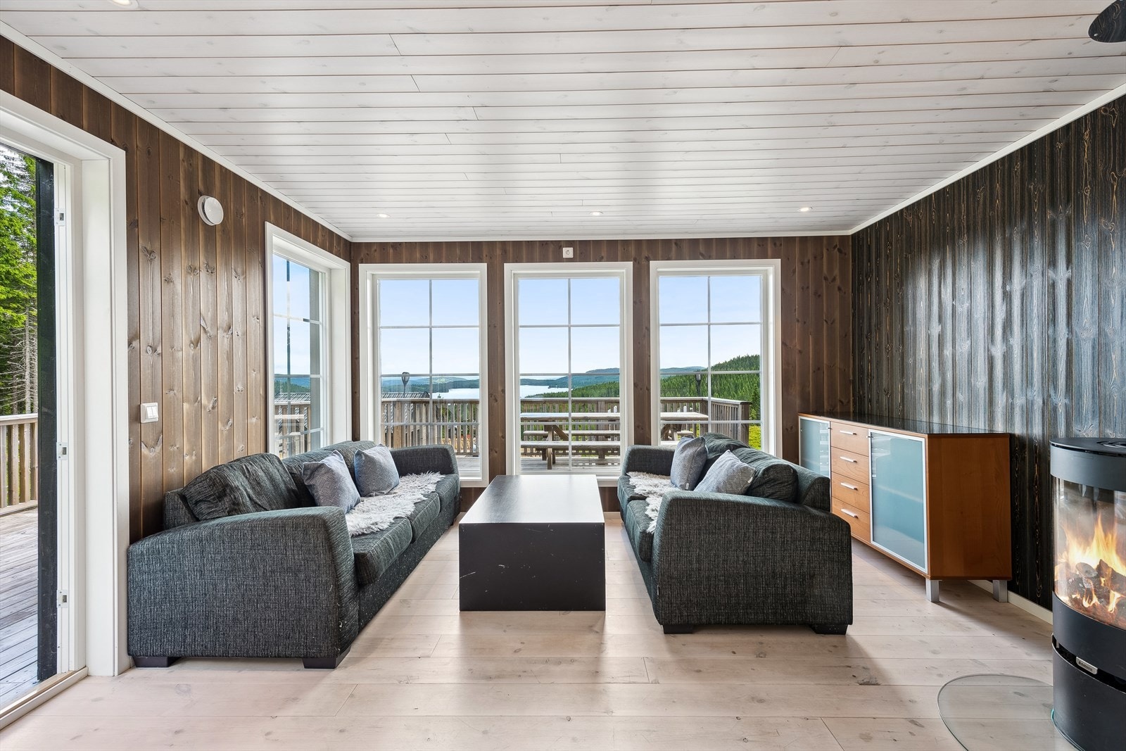 Fra stuen med utgang til solrik terrasse med nydelig utsikt! Galleribilde