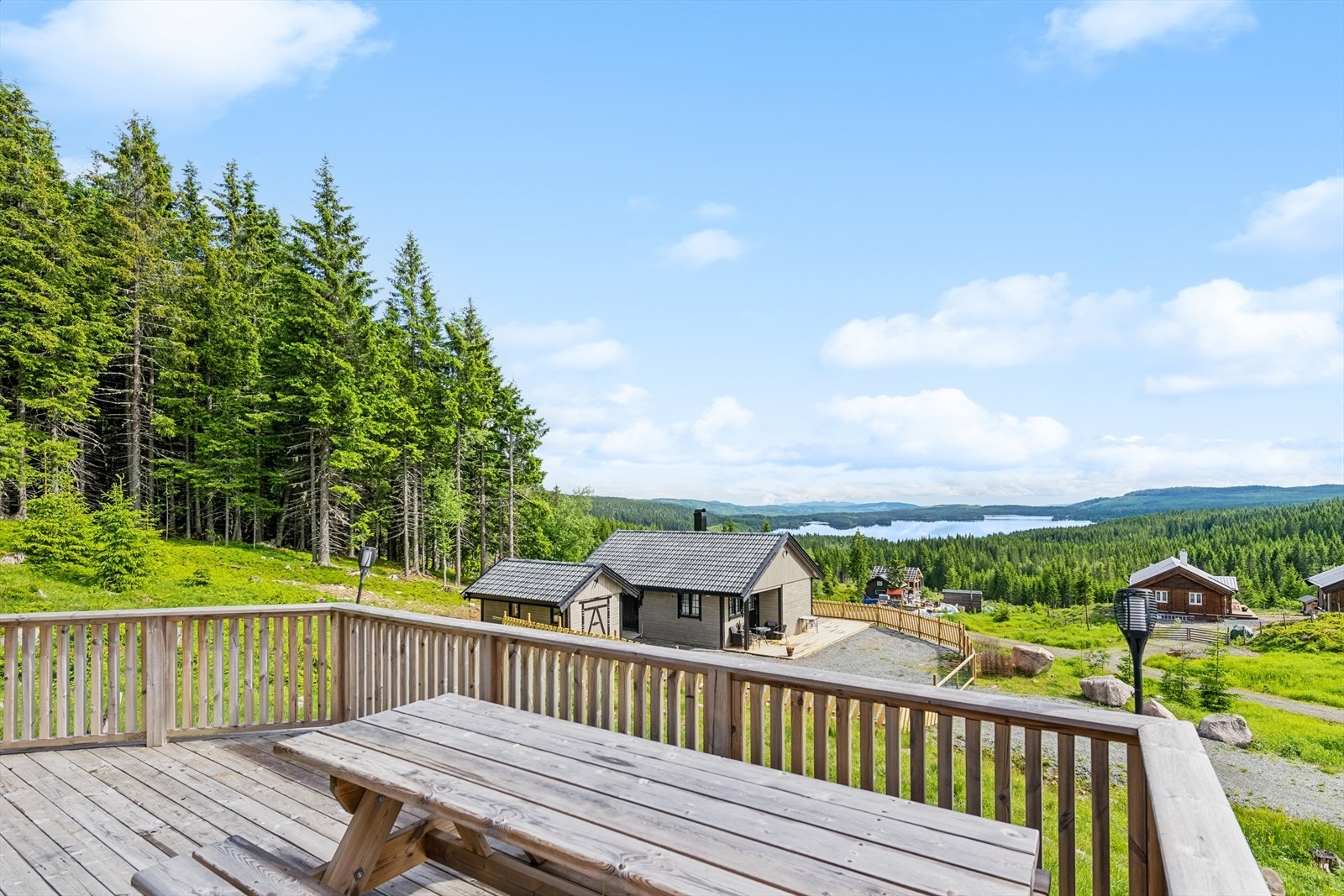 Her er det milevis med turstier og skiløyper, og godt fiske i vannene. Galleribilde