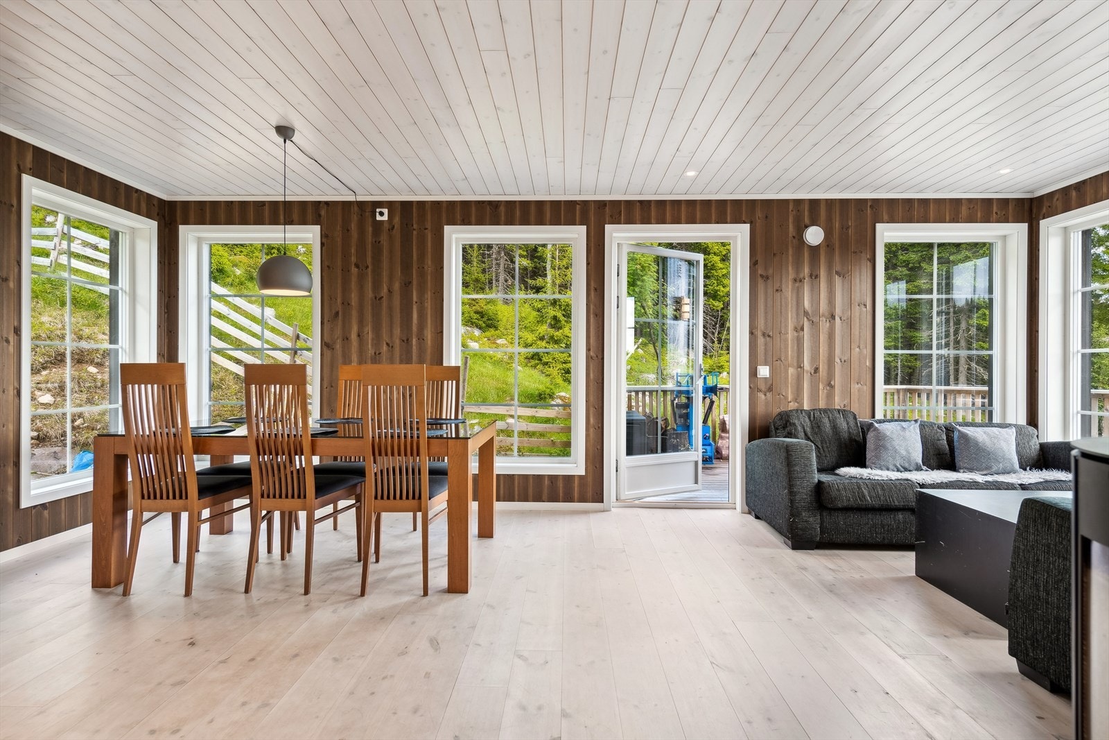 Her er plass til både sofagruppe og spisegruppe som du kan dekke på og invitere inn til sosiale sammenkomster og hyggelige måltider. Galleribilde