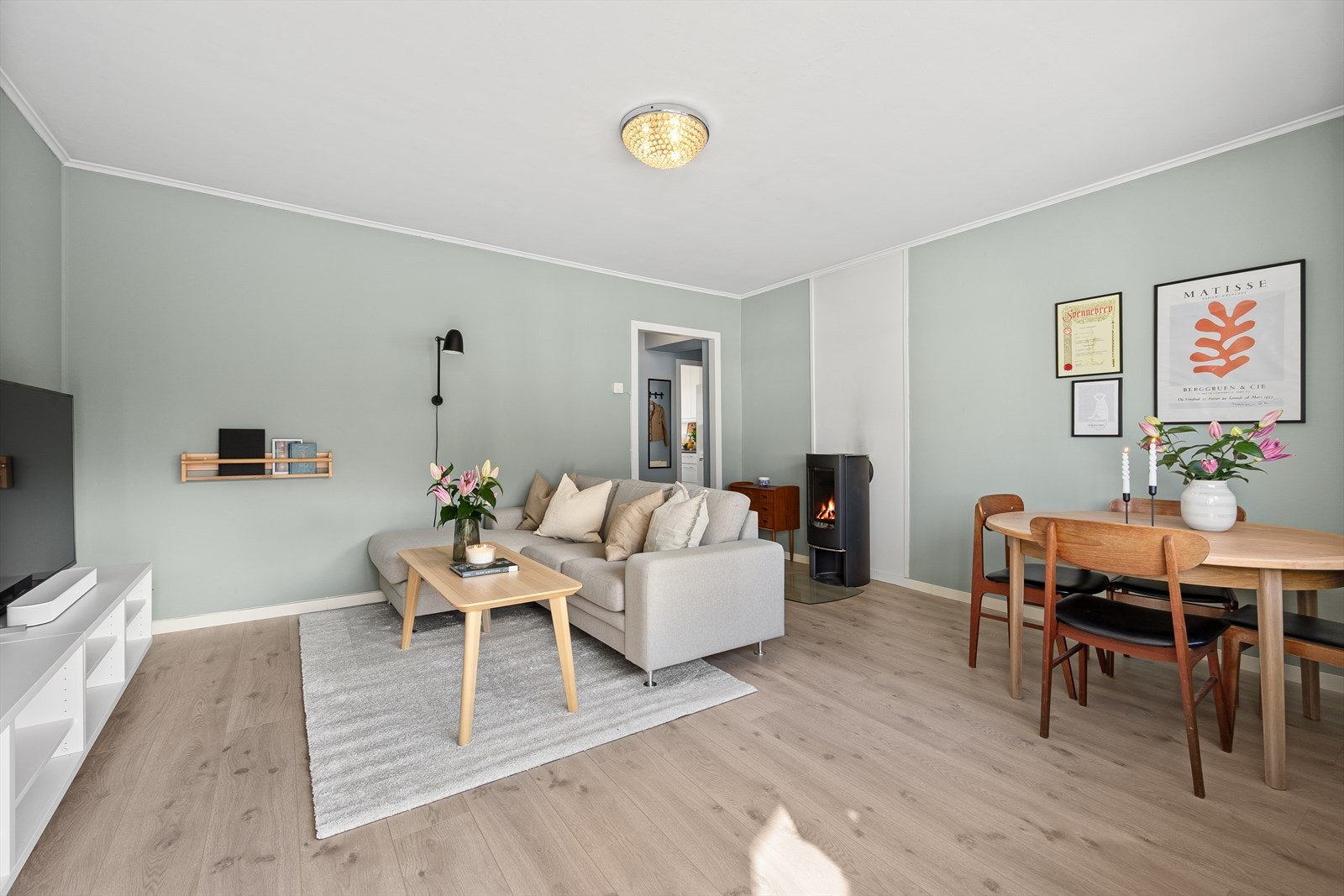 Stuen er lys og romslig og har god plass til å innrede i flere soner. Galleribilde