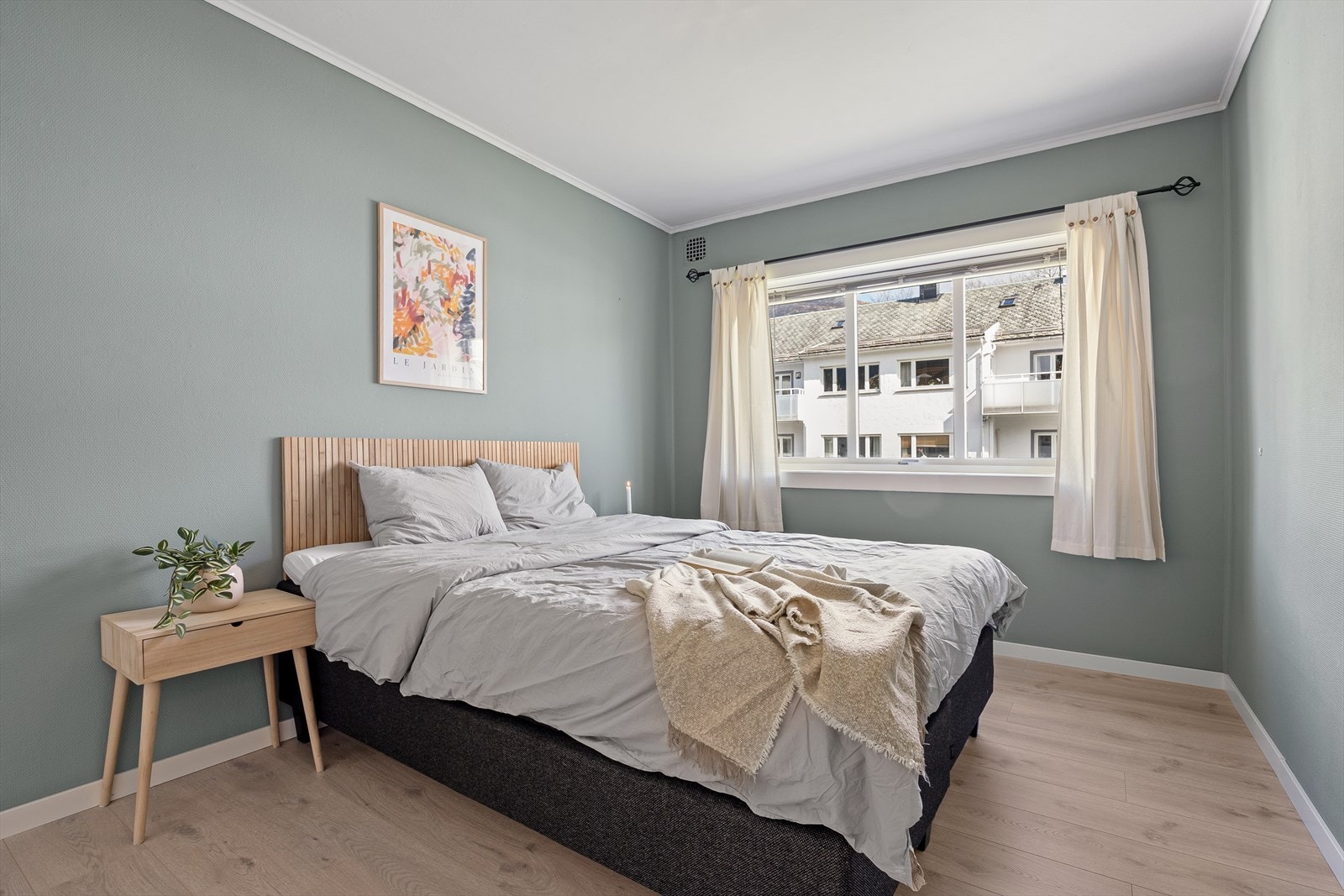 Soverommet er av god størrelse og måler 12,2m². Her er det god plass til både dobbeltseng og annet ønskelig møblement. Galleribilde