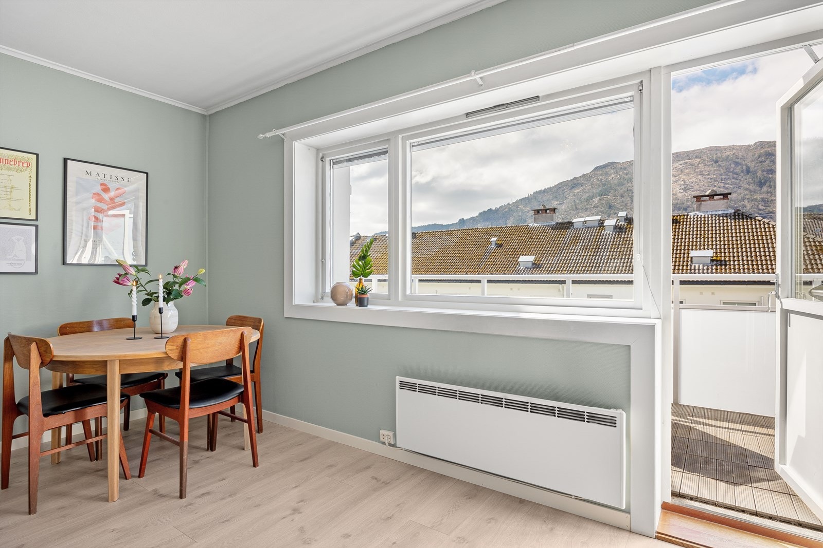 Fra stuen er det også utgang til vestvendt balkong på 8,3 m² med gode solforhold. Galleribilde