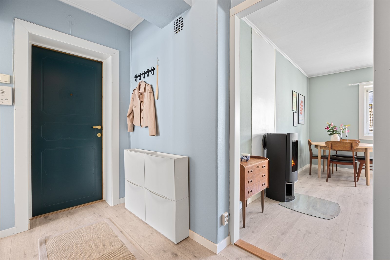 Leilighetens entré er innbydenede og romslig, med plass til både oppheng av ytterklær og plassering av sko. Galleribilde