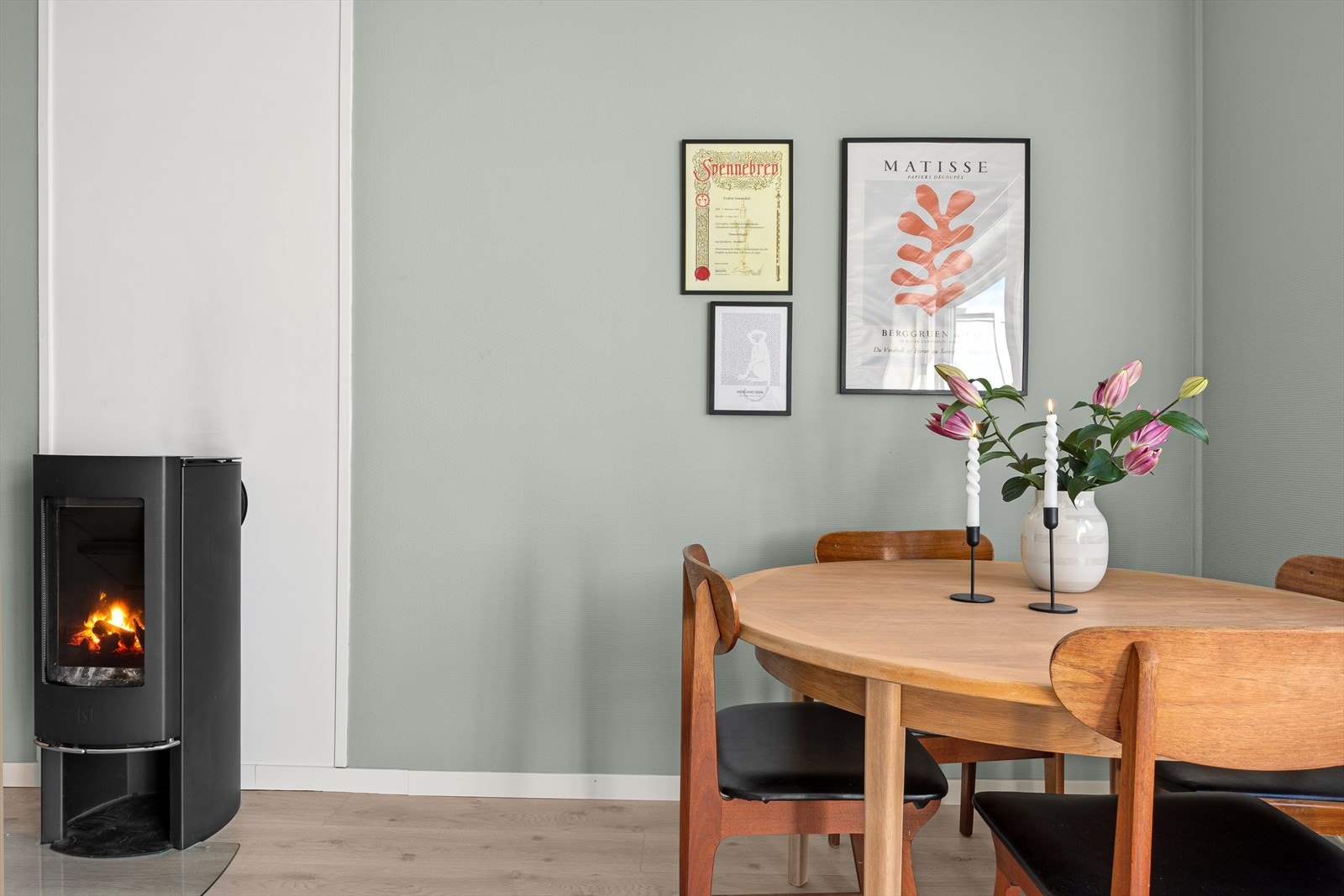 Her er det også en rentbrennende vedovn som gir en koselig atmosfære og varmer godt på de kaldere dagene. Galleribilde