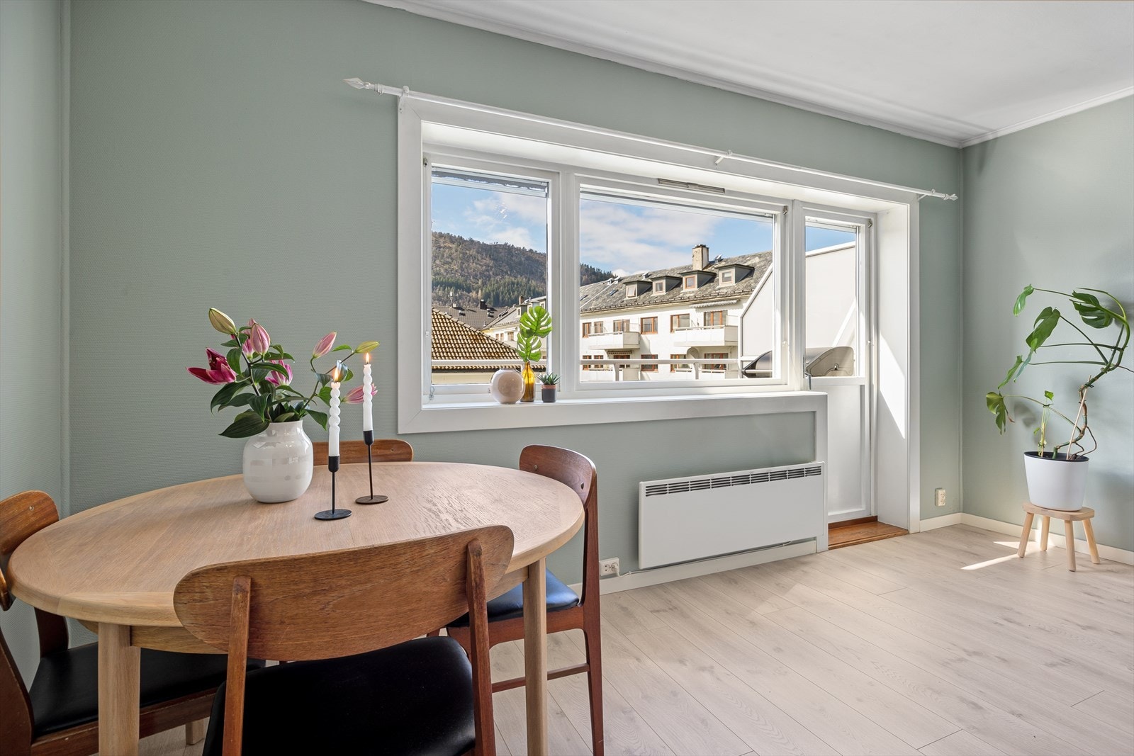 Stuen har et fantastisk lysinnslipp fra store vestvendte vindusflater med utsikt mot Løvstakken. Galleribilde