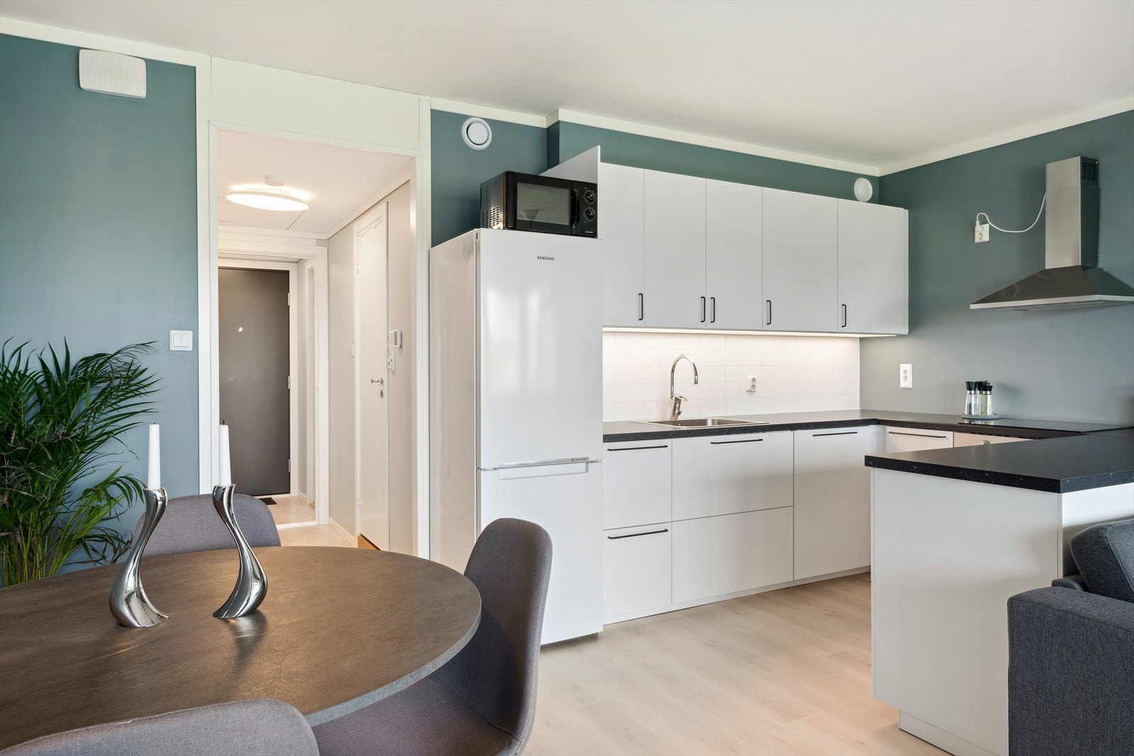 Kjøkkenet er fra Ikea (2020) med slette fronter og benkeplater av laminat. Galleribilde