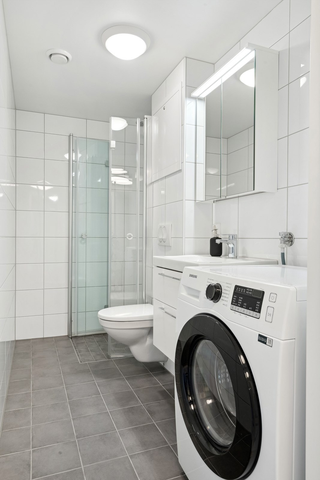 Svært pent bad (2022) med fliser på vegger og gulv. Badet ble tatt i regi av borettslaget. Galleribilde