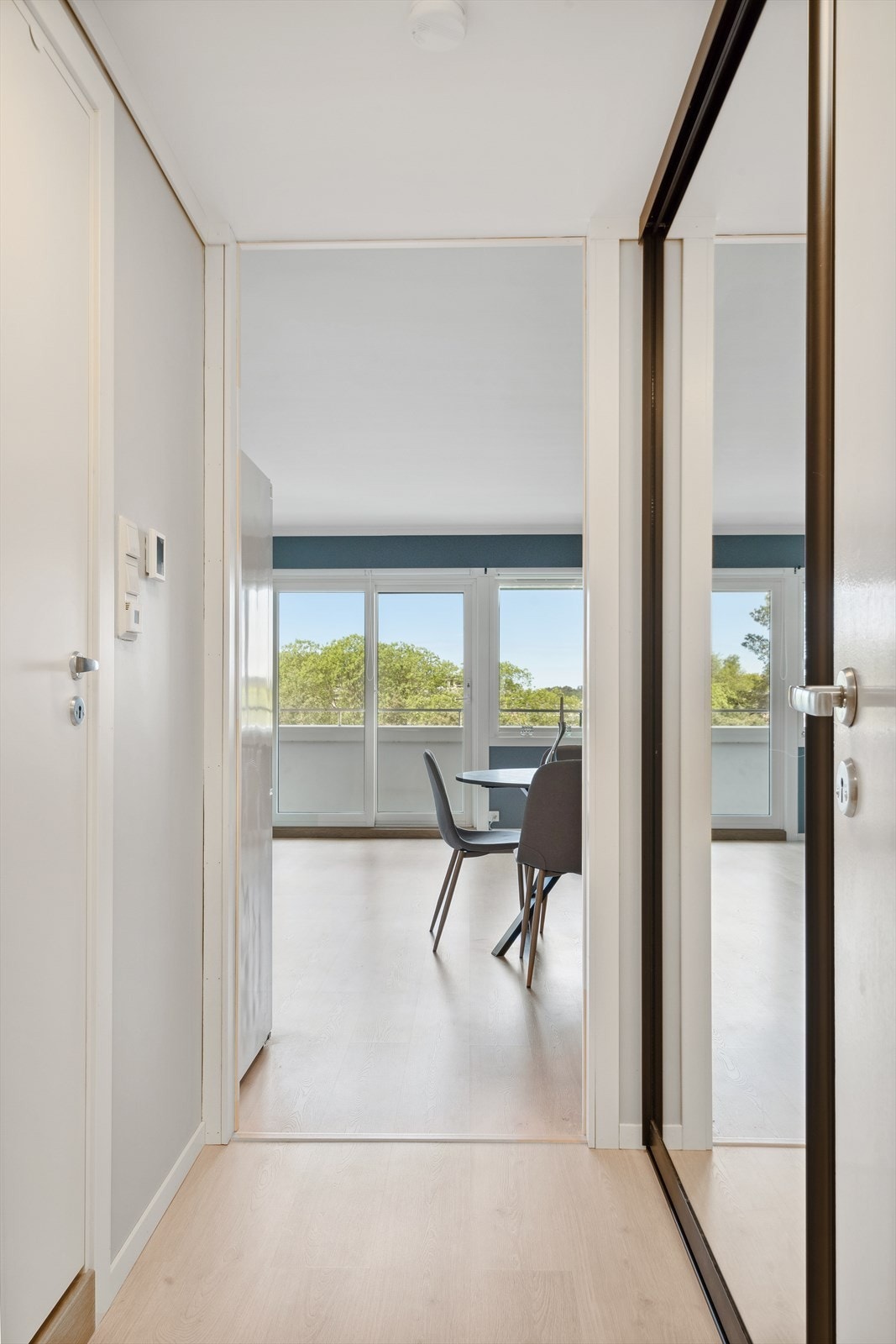 Det er også godt med oppbevaringsplass i speilgarderobe Galleribilde