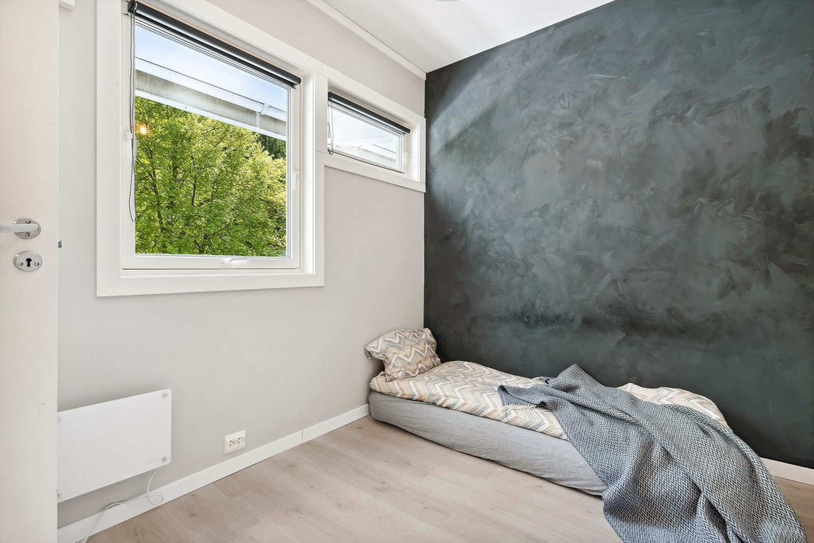 Soverommet gir plass til seng, nattbord og kommode/garderobeskap Galleribilde