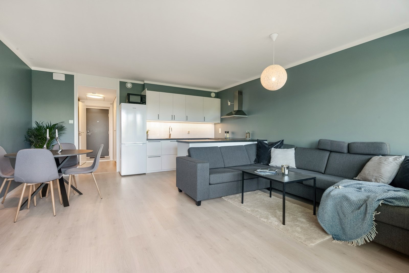 Leiligheten har en god planløsning som gjør det enkelt å innrede. Her har du plass til både sofa- og sittegruppe. Galleribilde