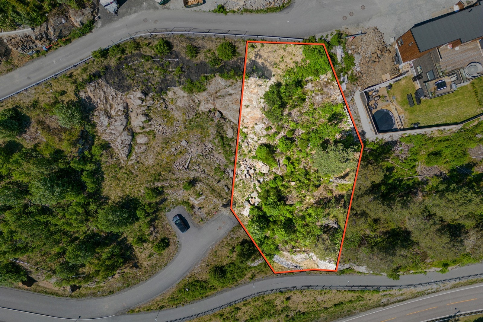 Tomten ligger i et barnevennlig og nyere etablert boligområde med marka som nærmeste nabo. Galleribilde