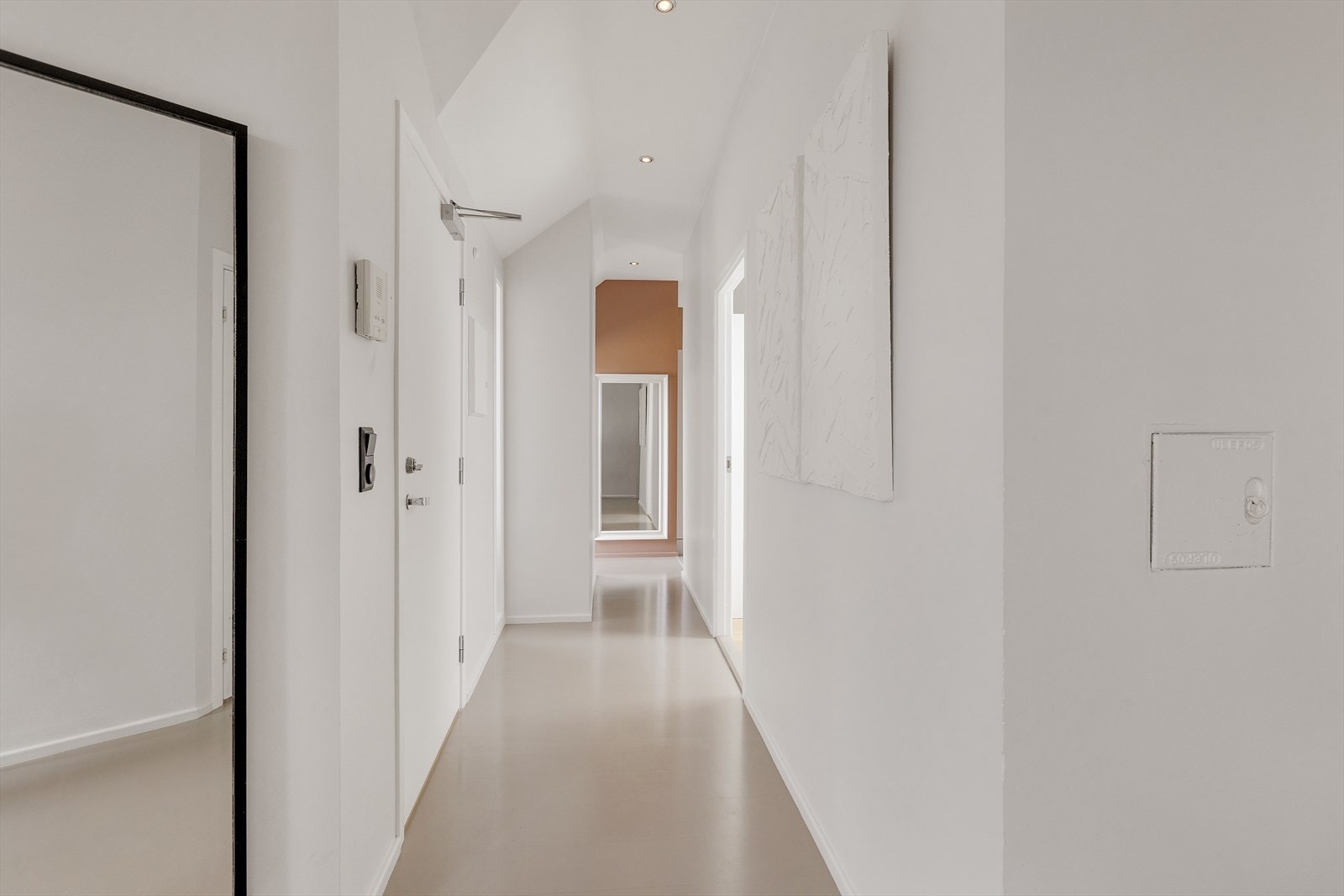 Du ønskes velkommen inn i en lys, innbydende og praktisk entré. Når du entrer leiligheten får du umiddelbart et positivt inntrykk av denne fine leiligheten. Galleribilde