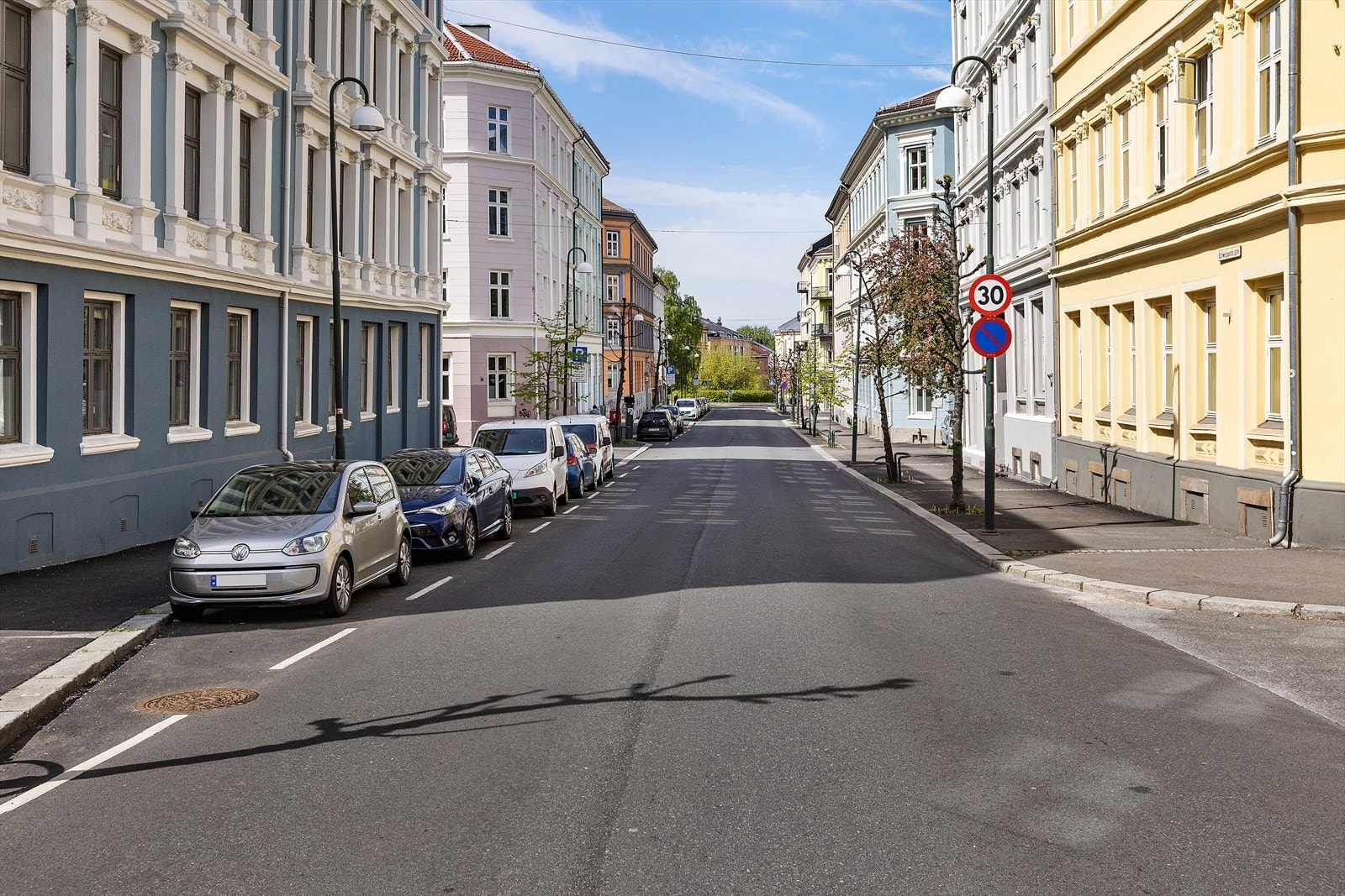 Leiligheten ligger i populære Gamlebyen som er et meget attraktivt og idyllisk boligområde som består hovedsakelig av flotte og klassiske bygårder. Galleribilde