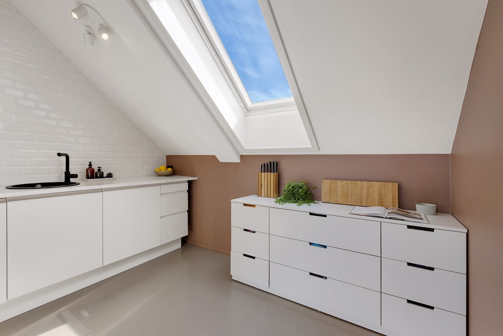 Kjøkkeninnredning fra Kvik (2022) inneholder innredning med glatte fronter, laminert benkeplate og fliser i benkerygg. Galleribilde
