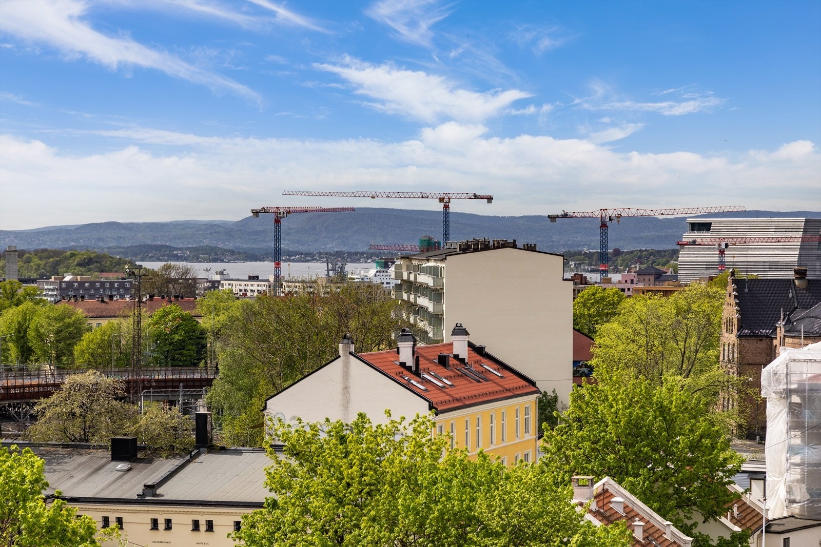 Fra stuen har du en herlig utsikt ned mot Oslo sentrum og fjorden. Galleribilde
