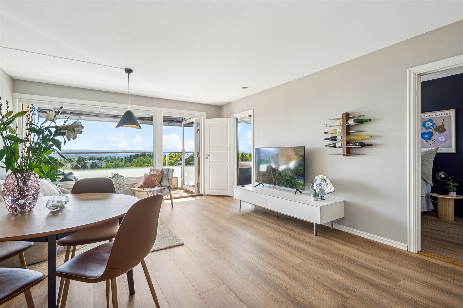 Lys, usjenert og lys stue/kjøkken. Inngang til romslig soverom. Galleribilde